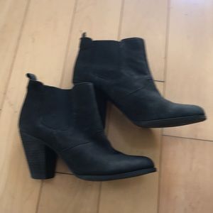7,5 good condition leather booties black